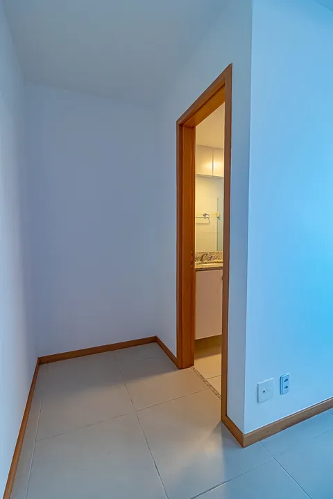 Apartamento 702 no Barra Wave: Acesso ao Banheiro da Suíte, foto 22