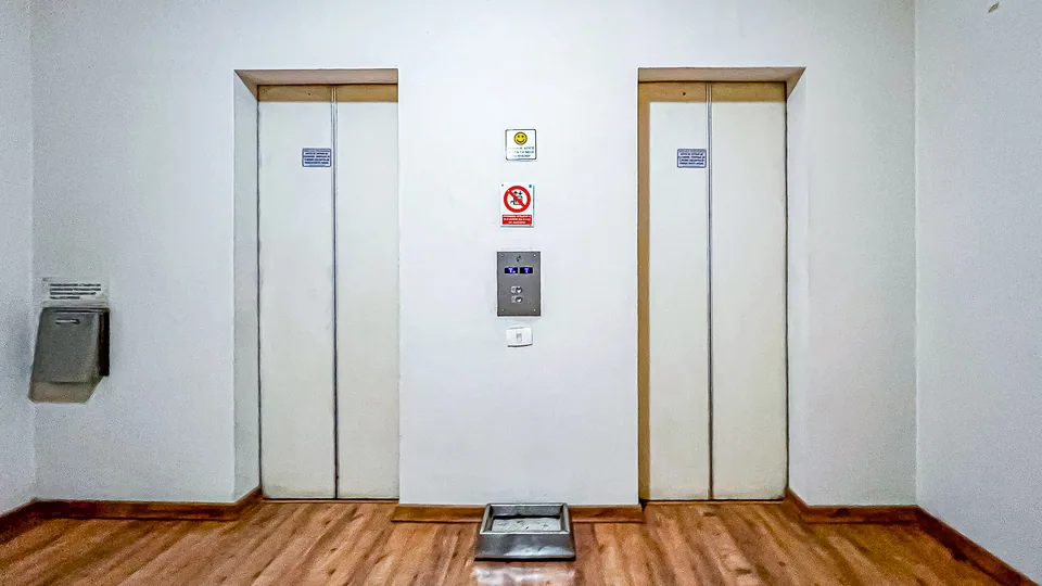 Elevadores no Edifício Rena