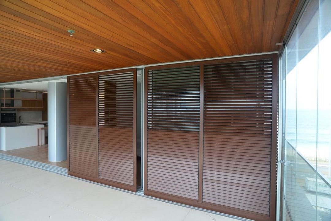 Interior com esquadrias e forro em madeira