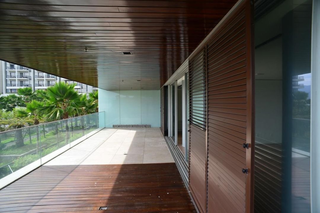 Varanda com deck de madeira