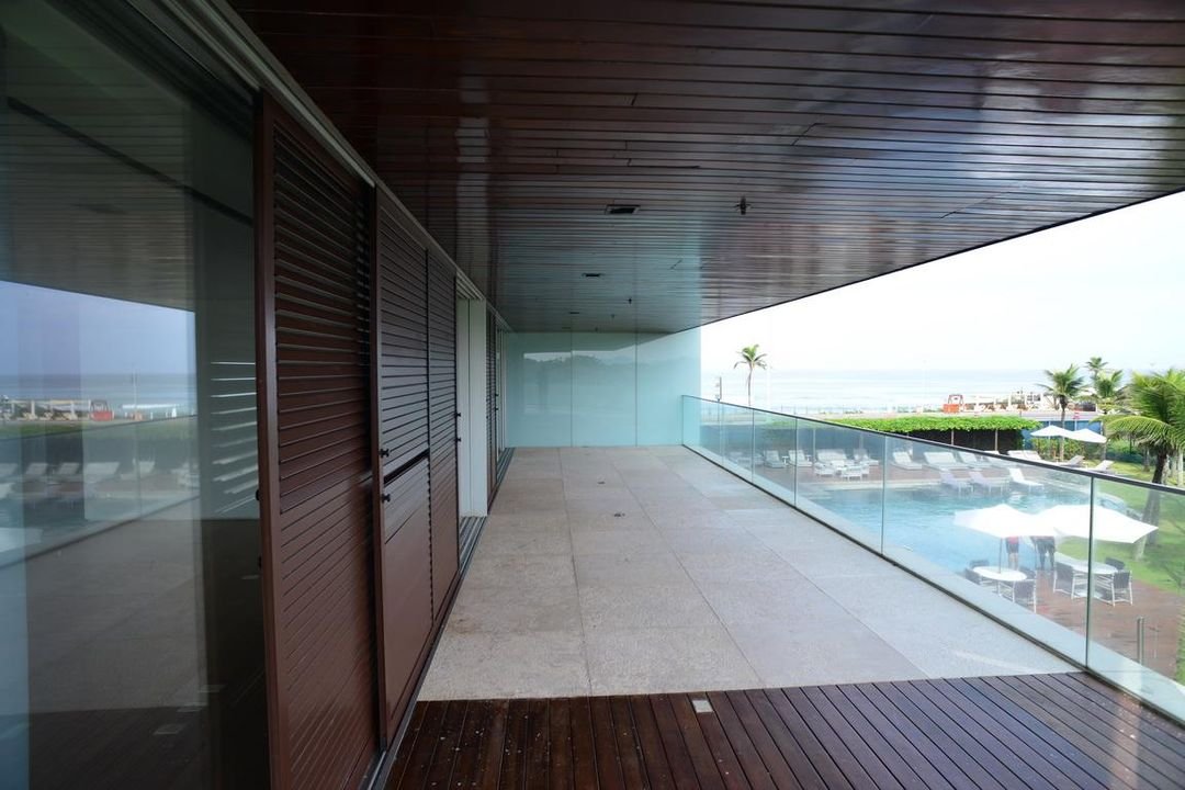 Varanda do Grand Hyatt Residences com vista para a piscina e o mar