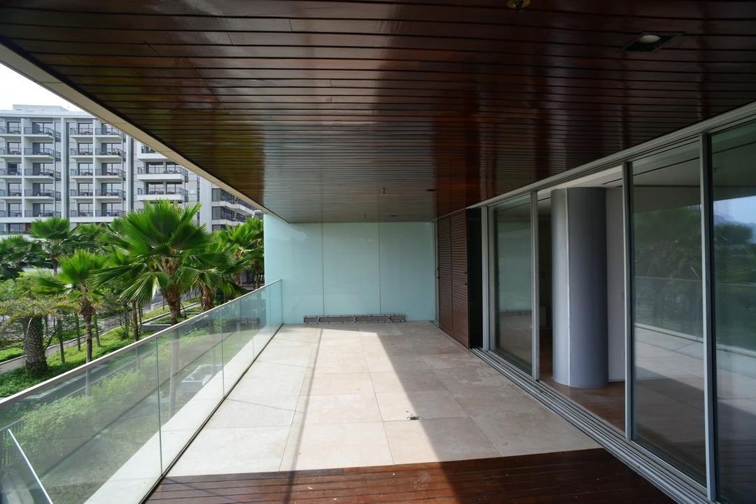 Varanda com vista para as torres e o paisagismo