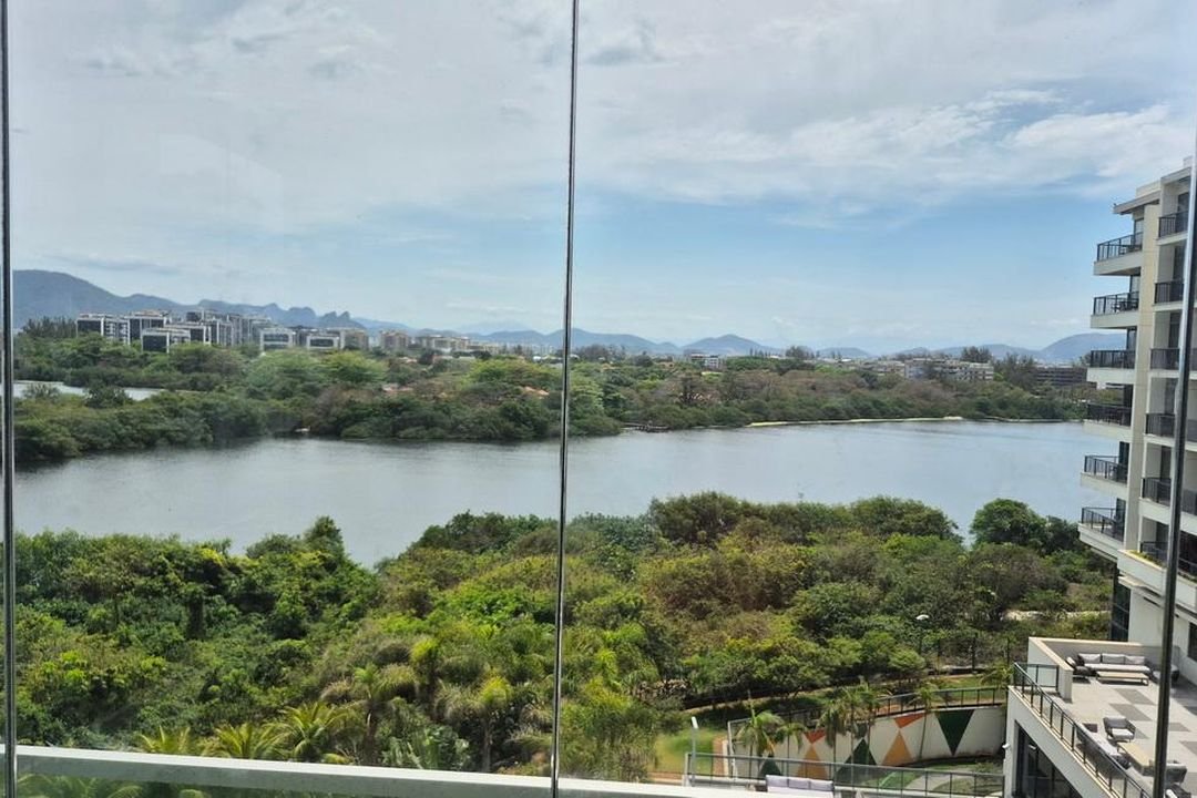 Vista para a lagoa e as montanhas