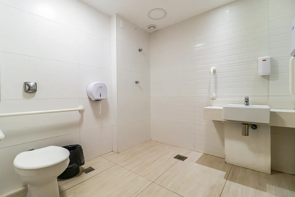 Apartamento 204 no La Fontaine: Banheiro com Acessibilidade do Espaço Gourmet, foto 40