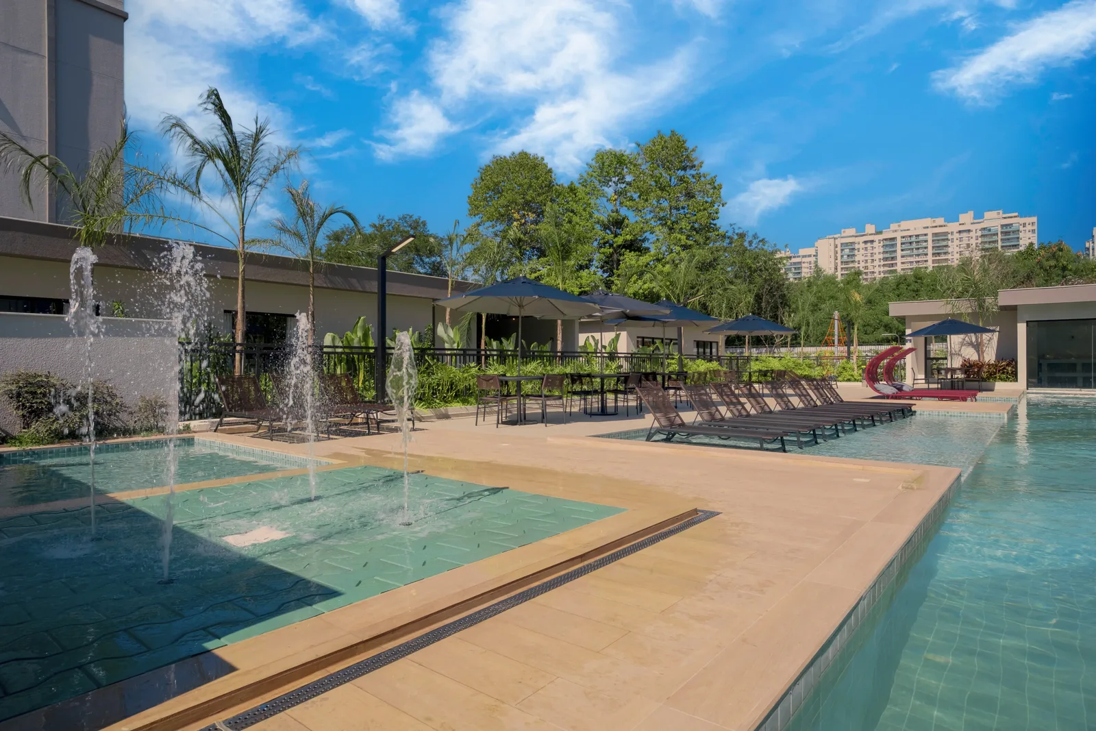 Piscina com solarium