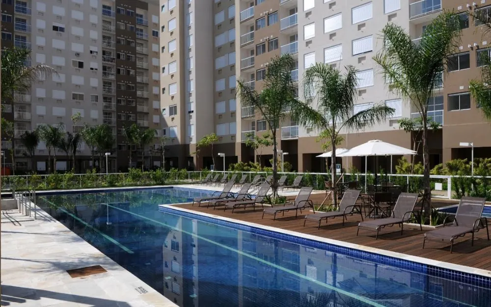 Piscina do UP Barra Mais com os blocos ao fundo